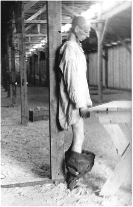 An inmate at Mauthausen hangs himself